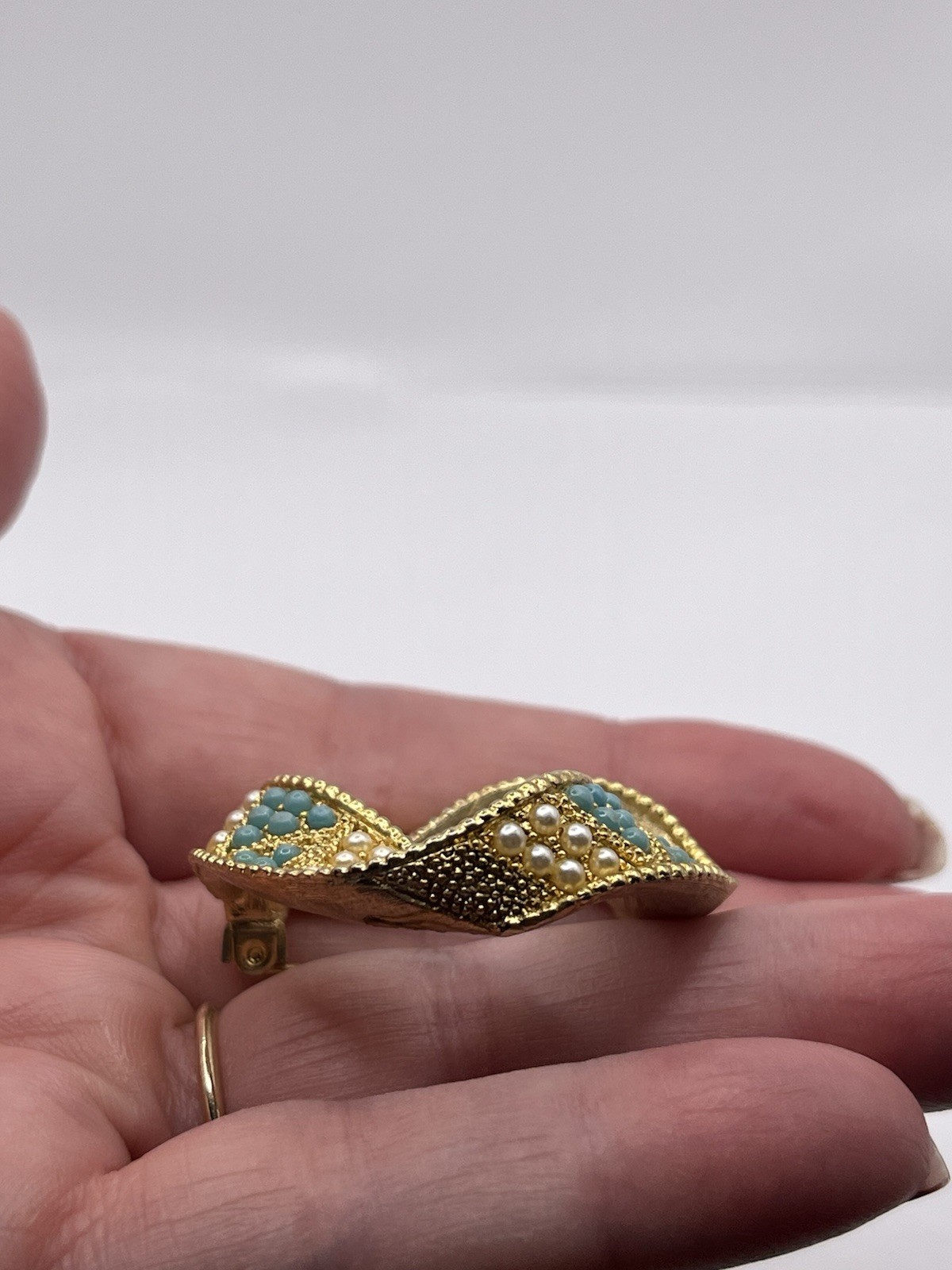 Vintage infinity ribbon brooch with turquoise beads Gold-tone Southwest READ