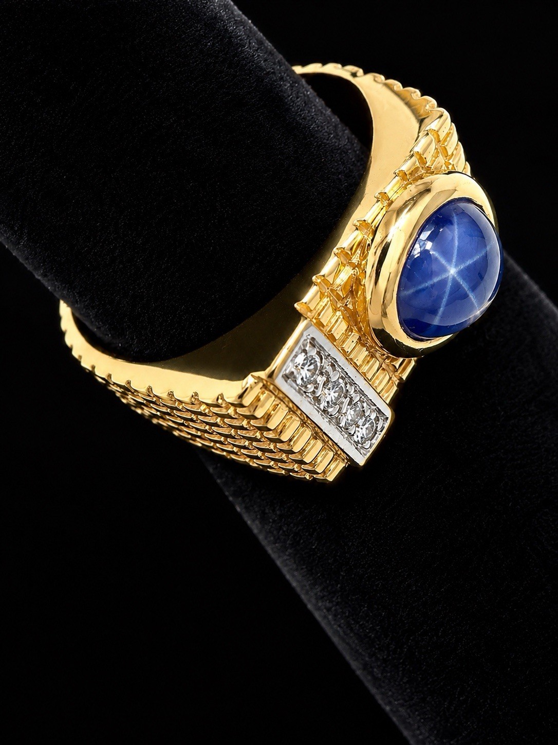 Vintage Men’s 14K Yellow Gold Linde Blue Star Sapphire Cabochon & Diamond Ring