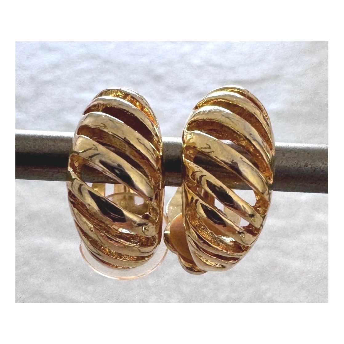 Retro 80s Minimalist Gold Croissant Crescent Hoop Clip On Earrings 7/8″