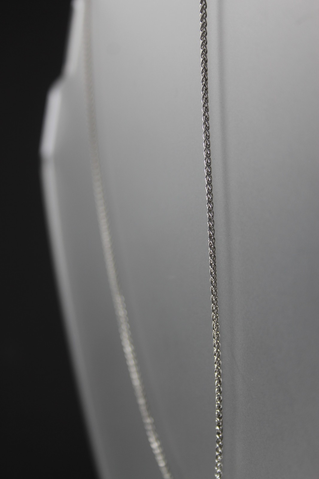 14K White Gold Wheat Chain Necklace 5.4 grams 20″ long, 1/16″ wide (NEC5973x)