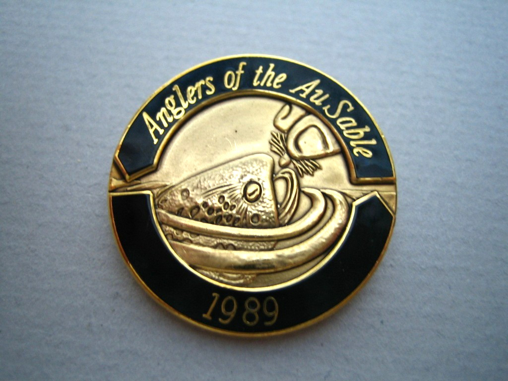 VINTAGE 1989 GOLD TONE & ENAMEL ANGLERS of the AU SABLE LAPEL PIN