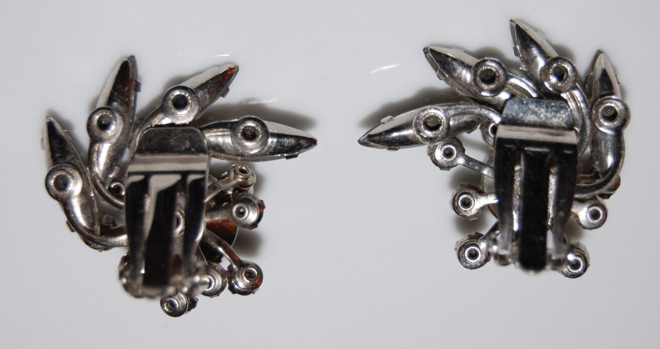 ELEGANT VTG MCM COUTURE GRAY SMOKE CRYSTALS OVAL FAN FLOWER SPRAY CLIP EARRINGS