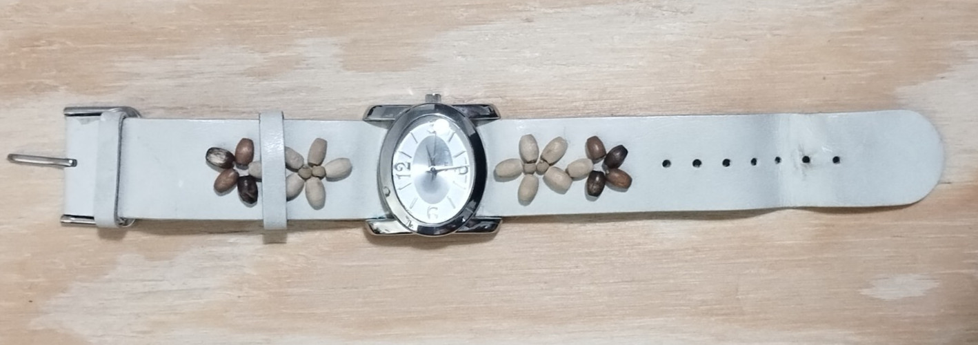 28mm silver tone white dial quartz analog watch w/white beaded band Need battery