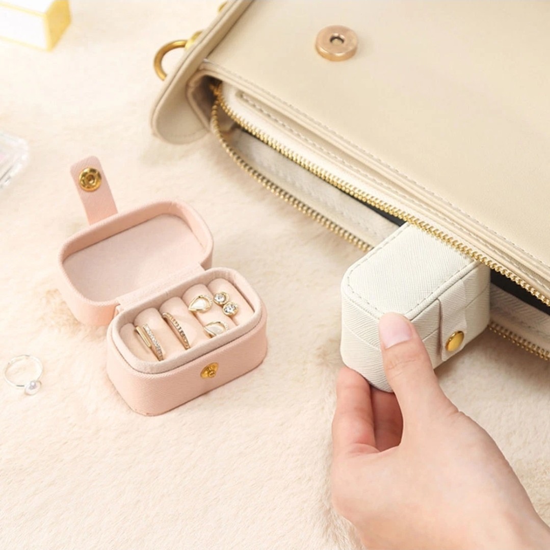 6.6x4x4.7cm Travel Ring Box, Portable. 3 Sterling Silver Rings Included (J2)