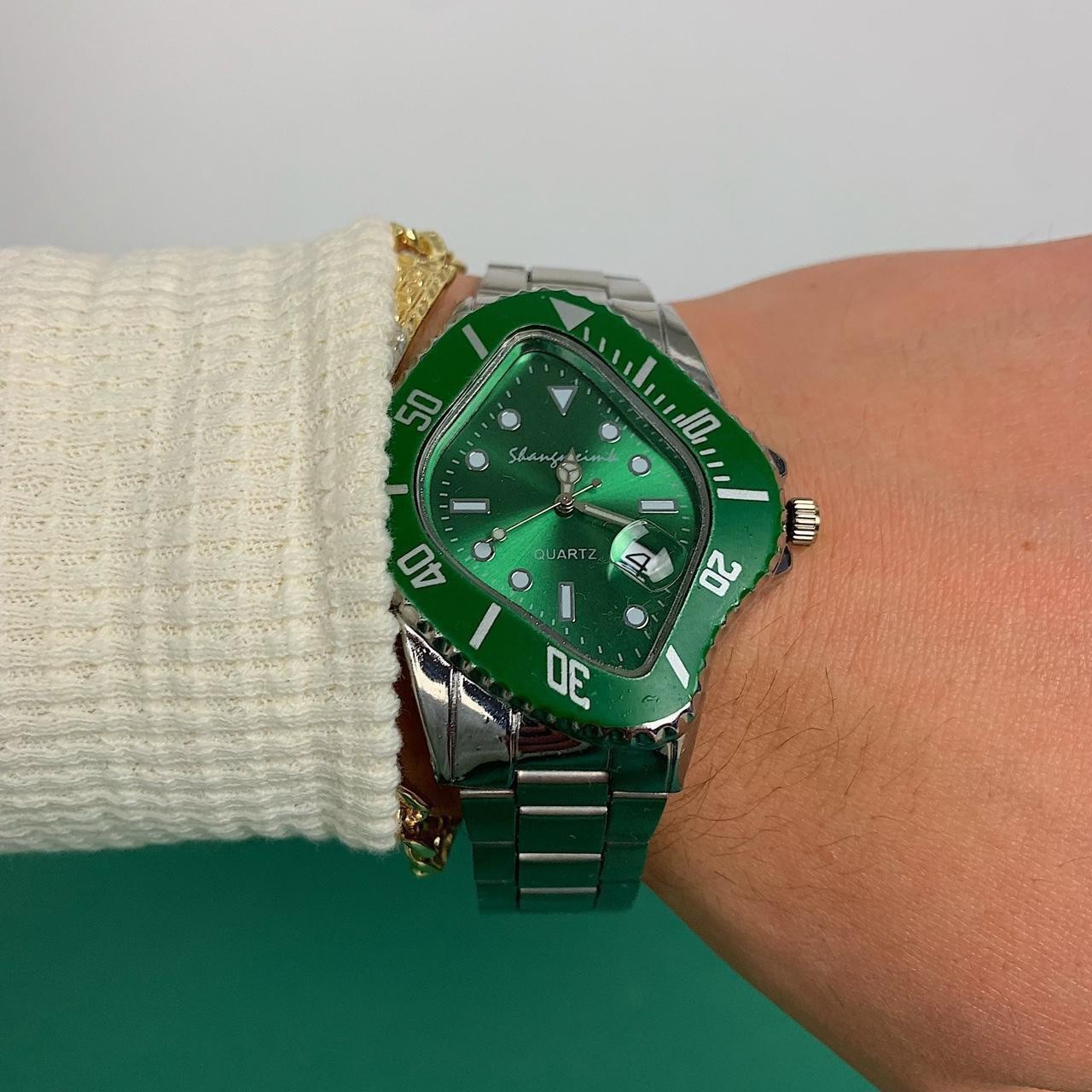 Classy Y2k 2000s vintage style essential minimalist retro stainless steel watch