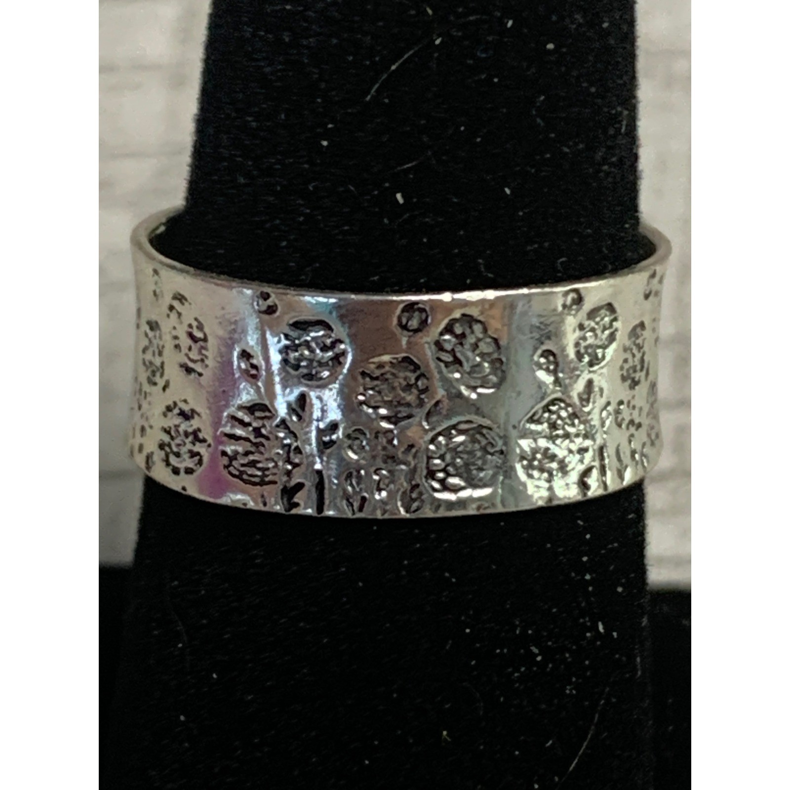 Silver Tone Embossed Floral Wide Band Statement Ring Sz 8.25 Wildflower Pattern