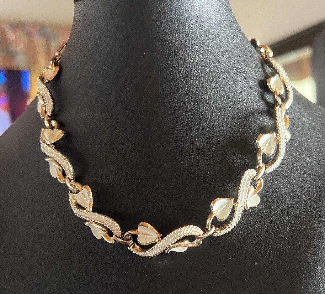 Vintage Coro Cream Necklace Gold-tone Stamped Des Pat. Pend 40s-50s 16 In