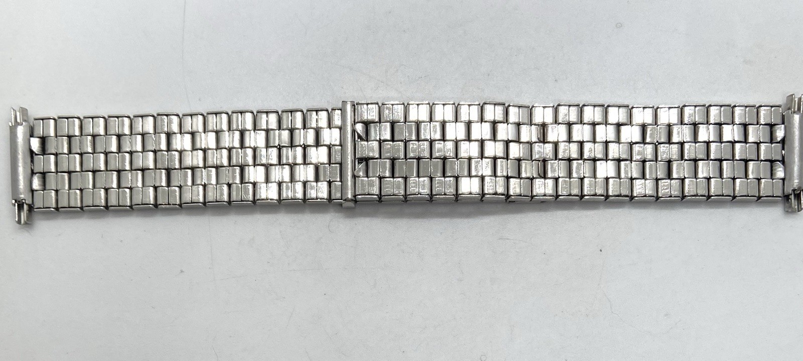 NEW ULTRA- TWIST MENS WATCH BAND Silver 18mm Lugs Totally Adjustable Expansion