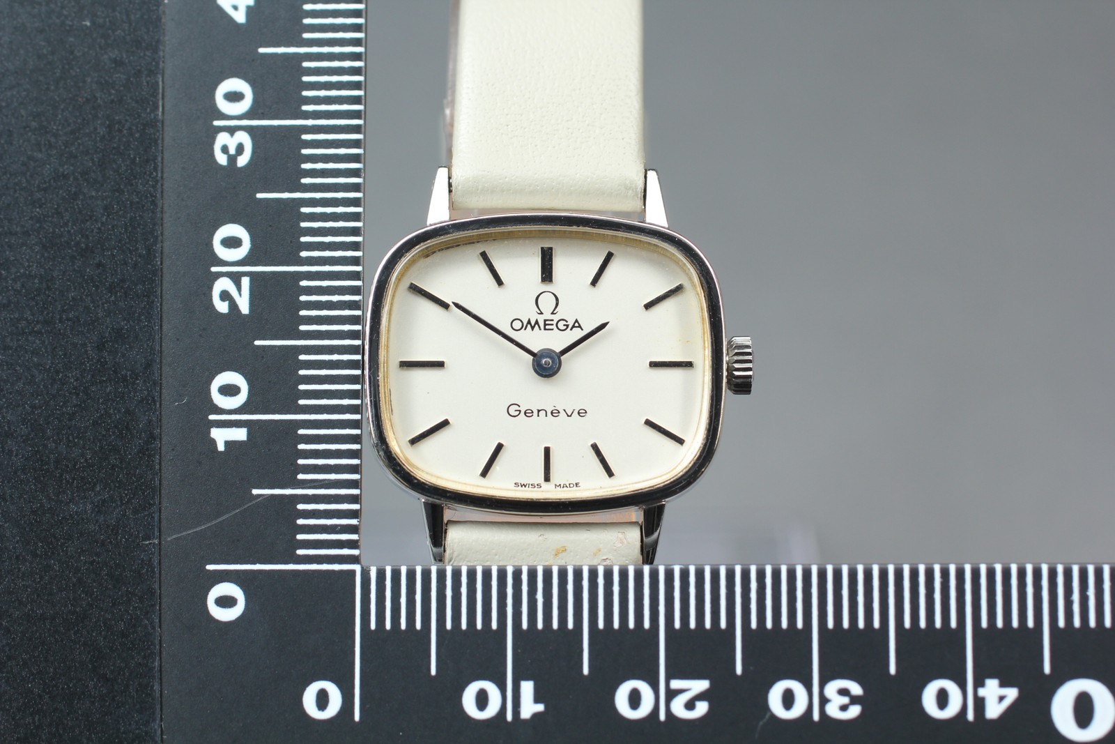 1976 Near MINT OMEGA Geneve 24mm 511.413 Manual White Dial Women’s Watch Vintage