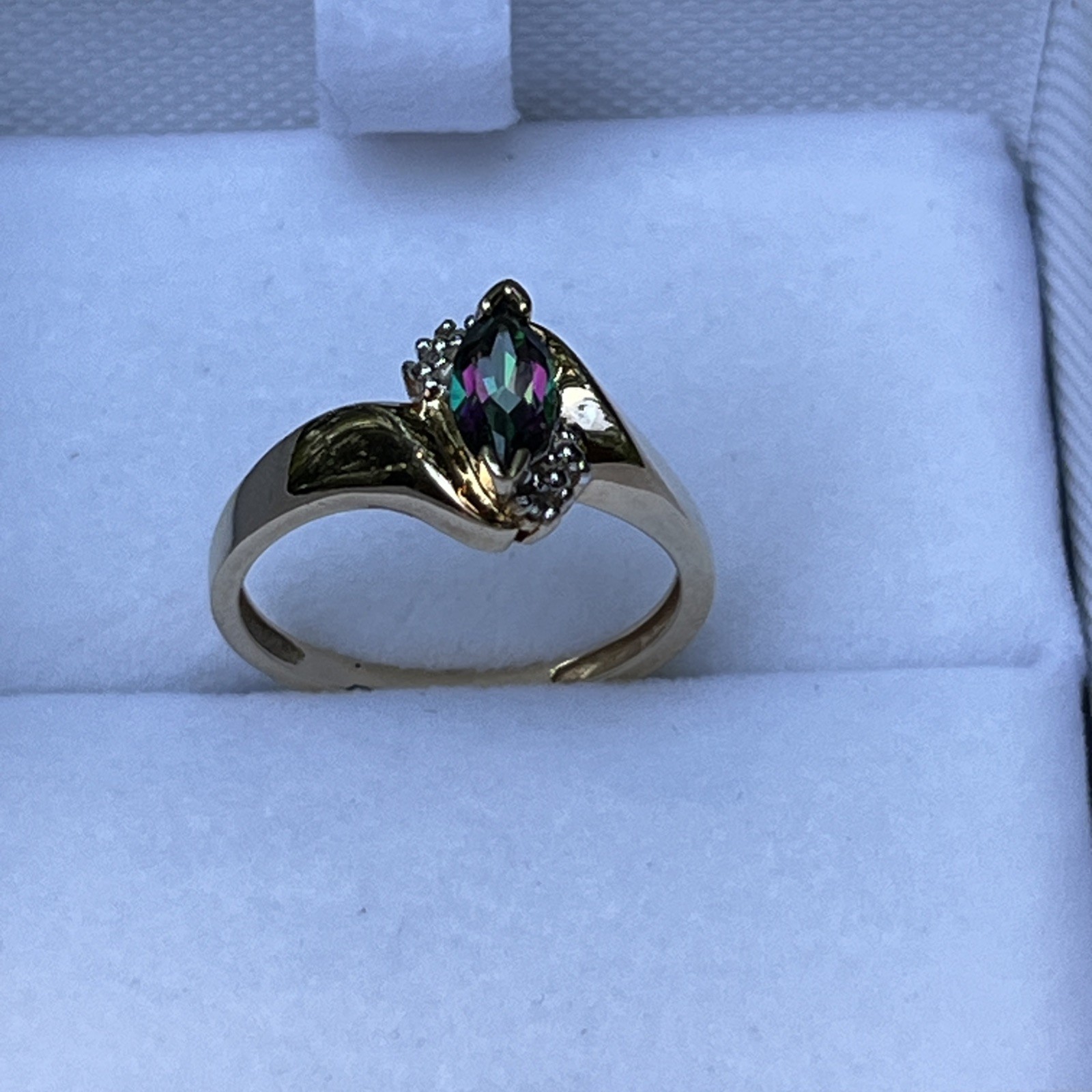 10k Solid Yellow Gold with Mystic Topaz Accent Ring Size 7; 2.4 grams, gorgeous