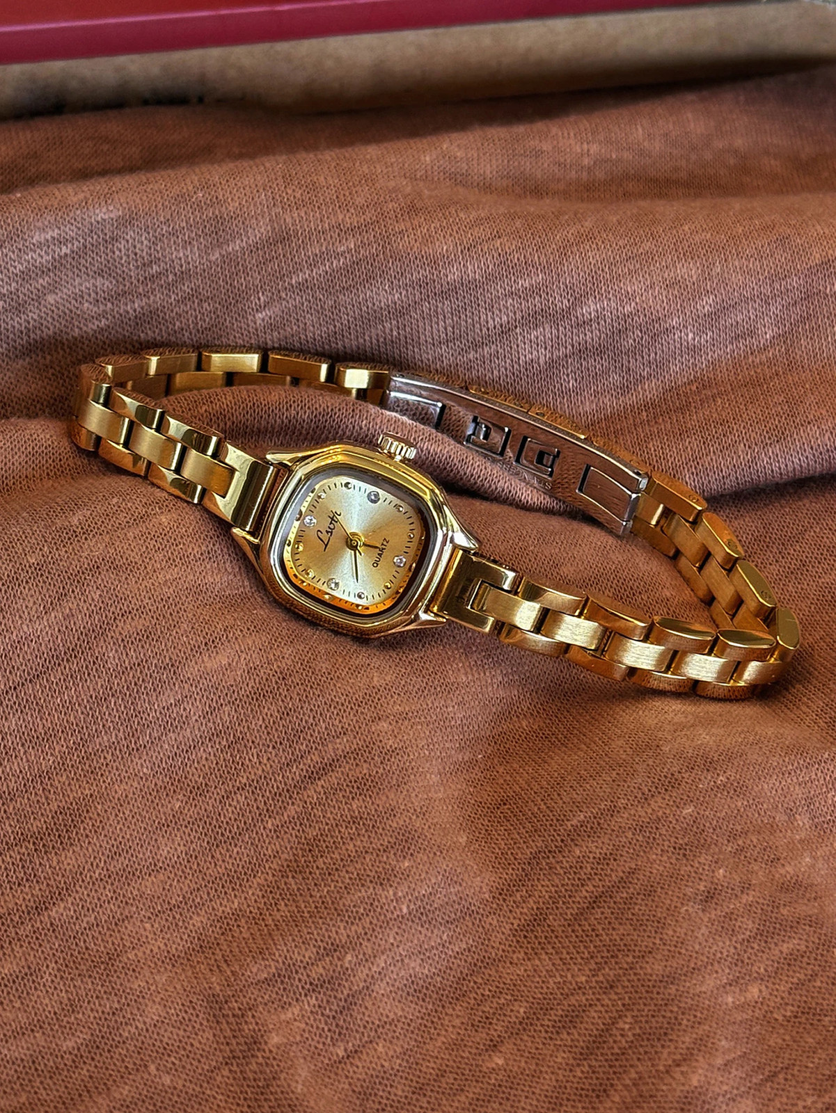 1pc New Mini, small and exquisite Vintage Golden Square-Dial Women’s Watch