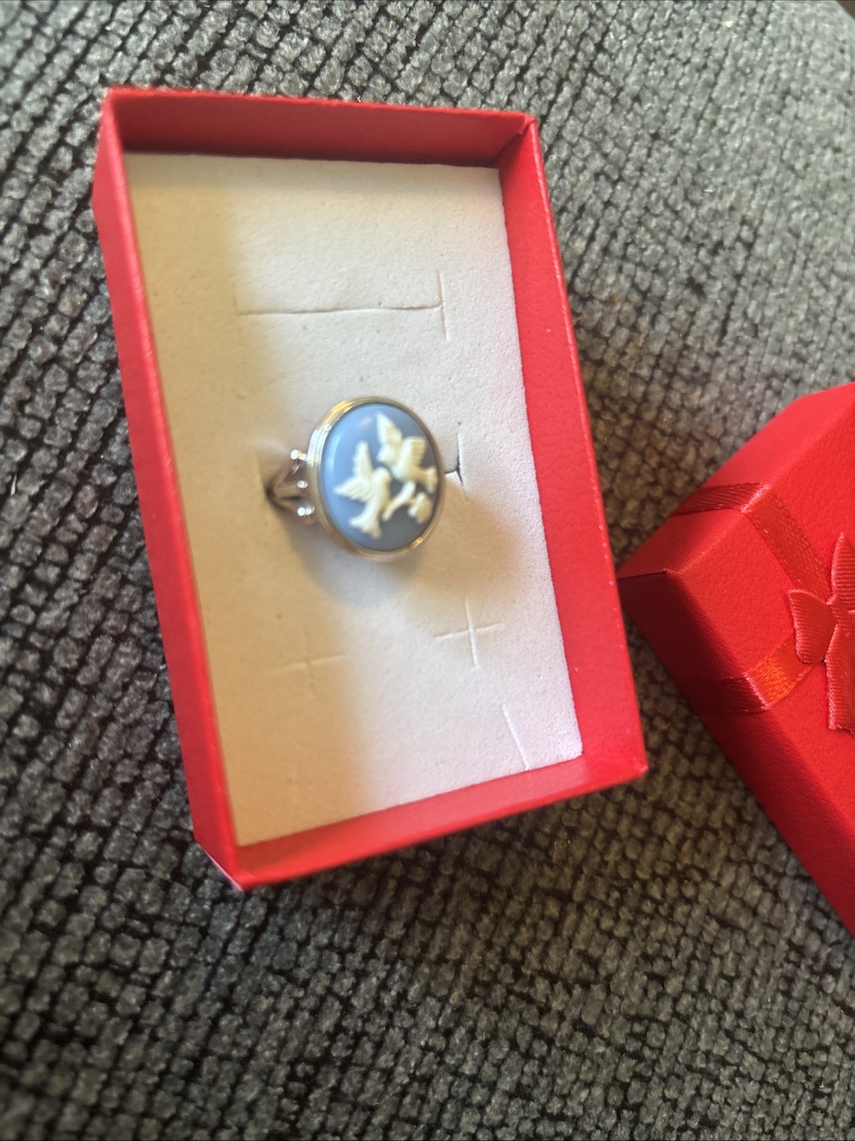 Vintage Avon Blue Cameo Ring Doves White Relief Size 7 Cottagecore