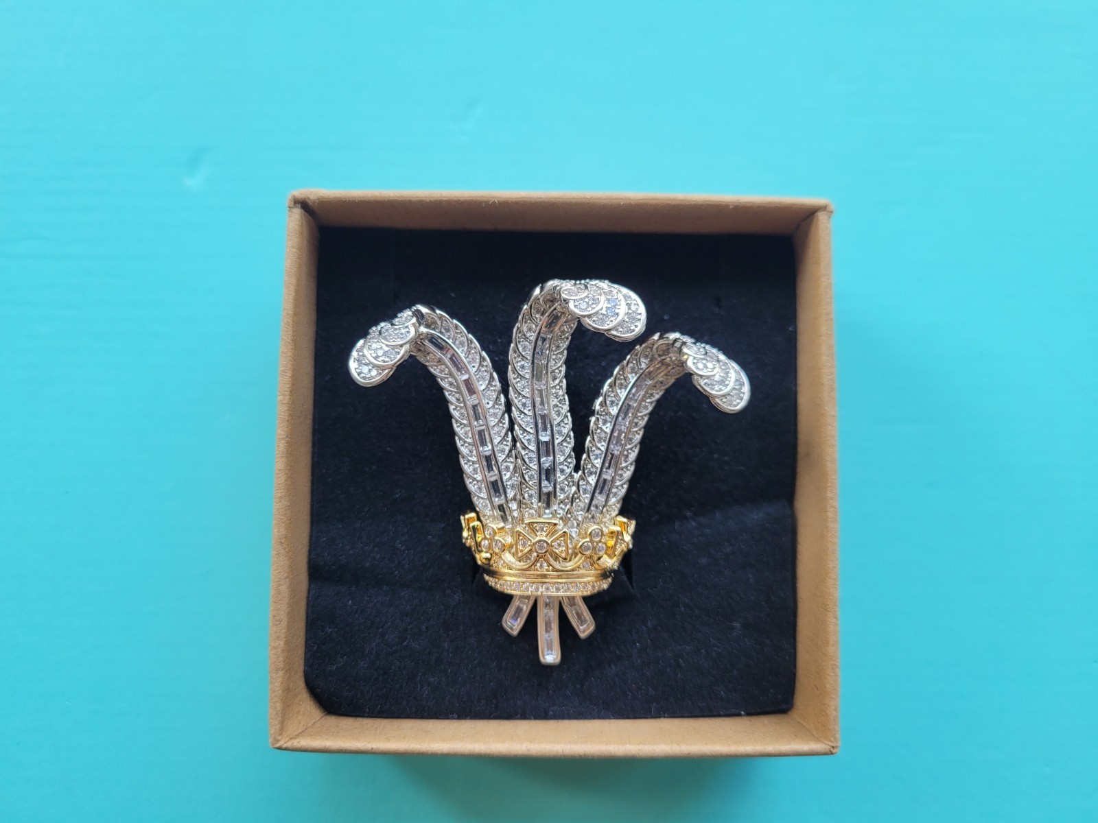 Duchess of Windsors Prince of Wales brooch, Elizabeth Taylor,royal, Gift