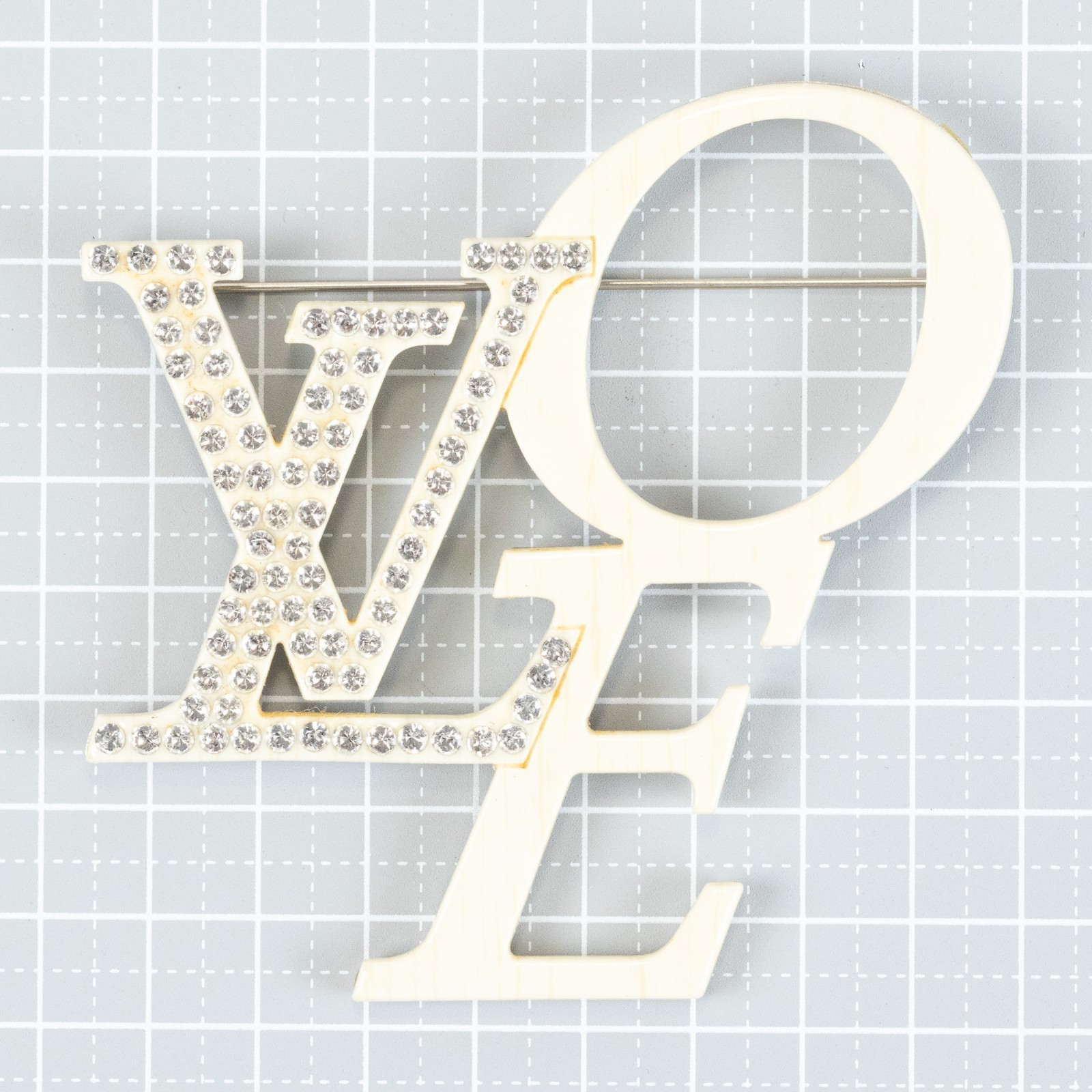 Louis Vuitton M65490 That’s Love Pin Brooch Resin Rhinestone Ivory Rare