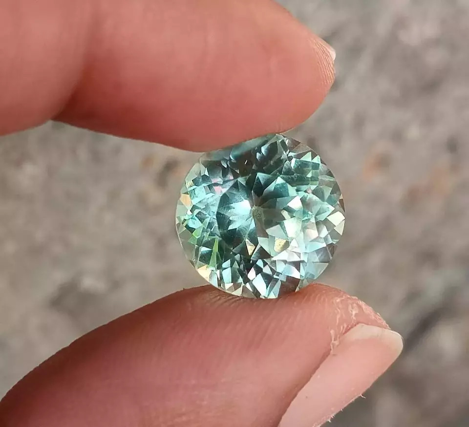 Natural Flawless Ceylon FL Green Parti Sapphire 10.1 Ct Round Cut Loose Gemstone