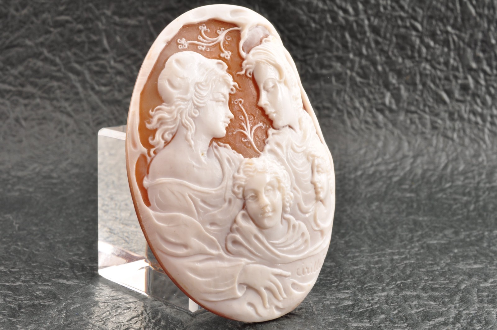 Vintage oval shape shell cameo “Brothers and Sisters” (115.0ct), sign by artist.