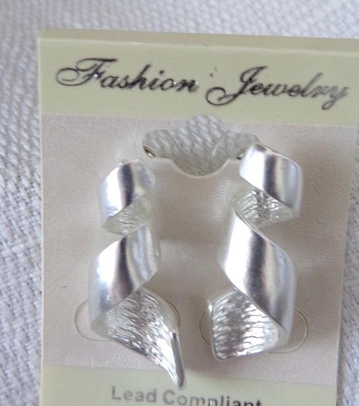 CURL EARRINGS CURLY SILVER OR GOLD TONE EARRINGS 1 INCH LONG PIERCED EARRINGS