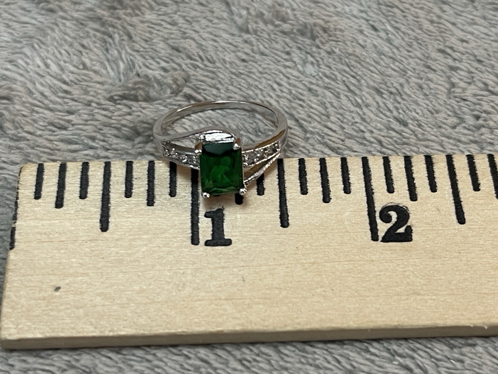 Sterling Silver Ring Emerald Green Simulated Stone With Clear Cz’s – size 7