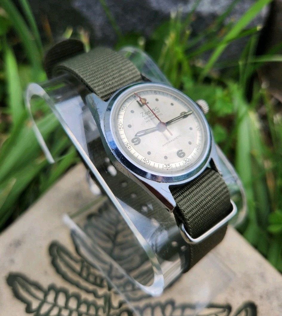 Vtg 1970’s Zodiac Incasecurit Hermetic 15J Men’s 30mm Watch Mechanical Bullseye!