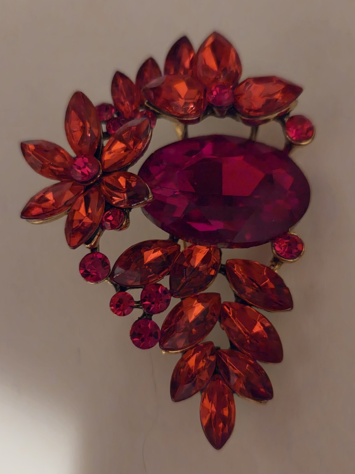 Absolutely Stunning Red Rhinestone Flower Floral All Occasions Brooch P2-160-3
