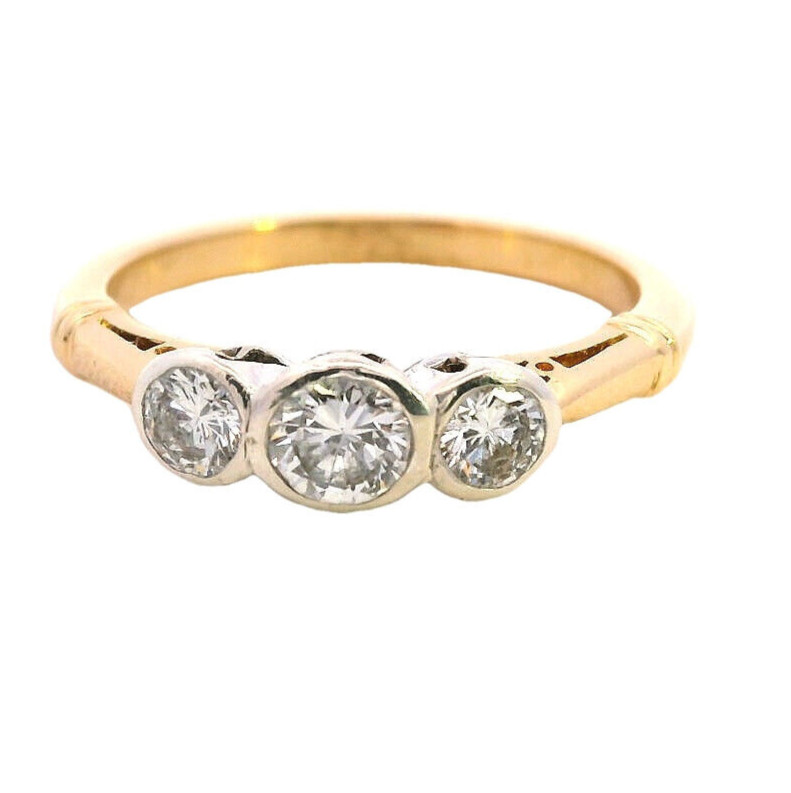 18 ct Yellow and White Gold Diamond Ring, two 0.07ct and a 0.20ct Diamonds