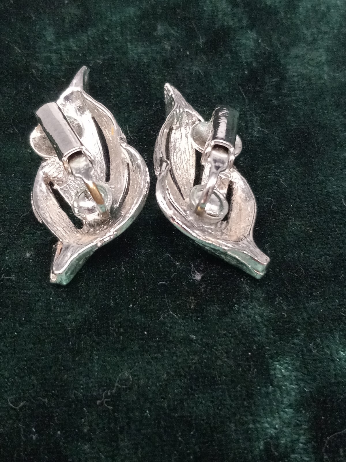 Detailed open work design silver tone Leaf Brooch & Clip-on Earring Set