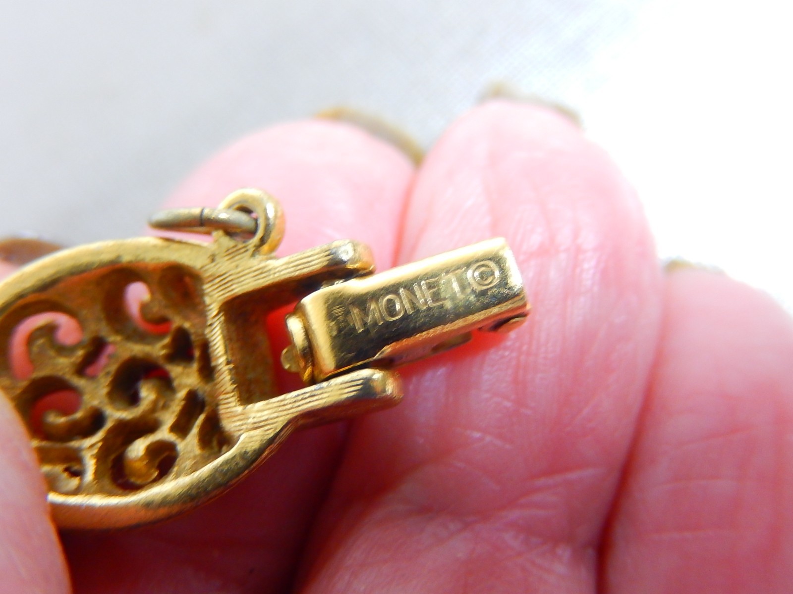 VTG MONET ETRUSCAN REVIVAL TEXTURED GOLD TONE OPEN WORK 7.25″ BRACELET