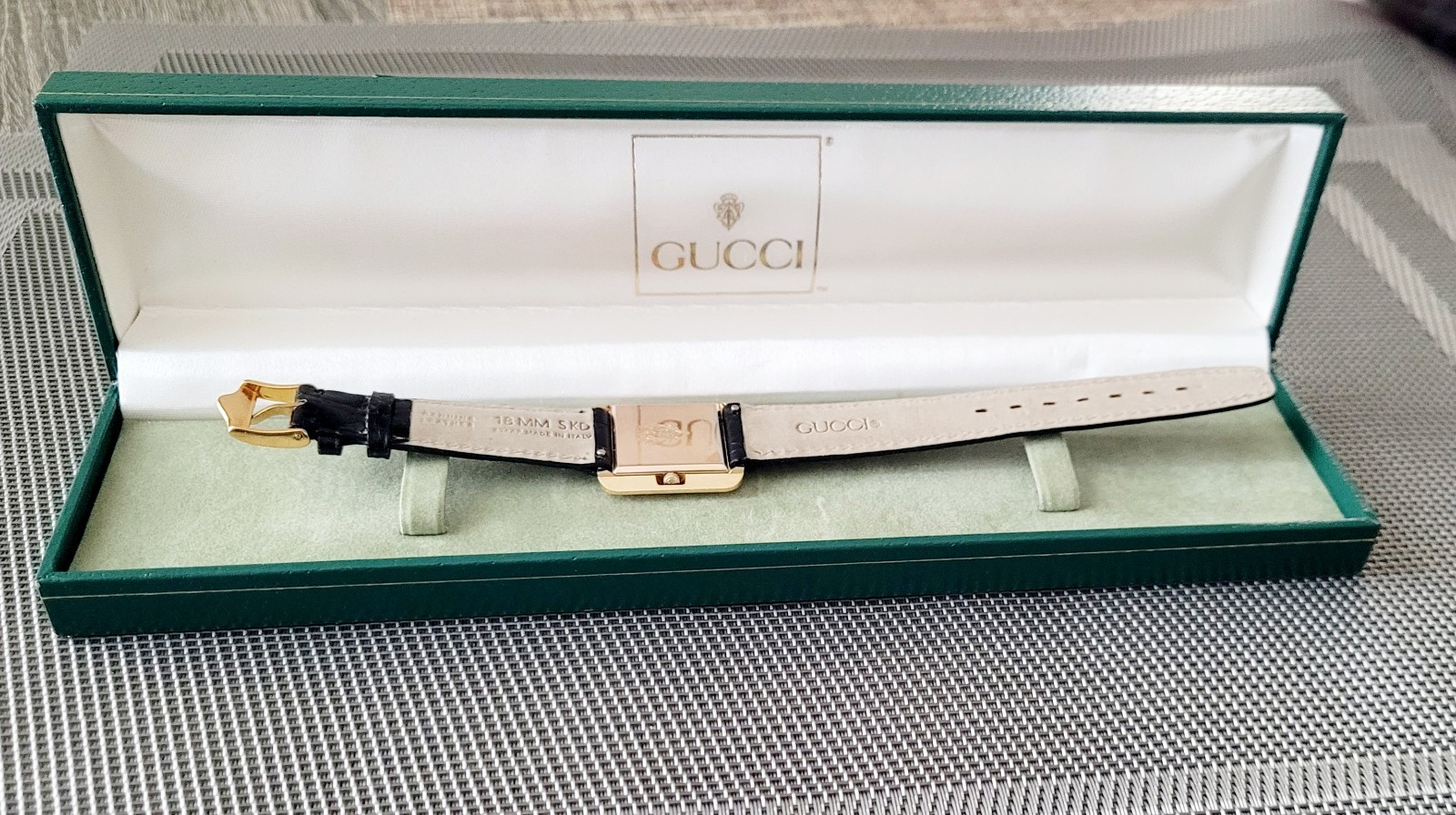 Gucci Ladies💃Watch,Authentic Swiss Made,Beautiful,Scratch Free Crystal,28MM CS
