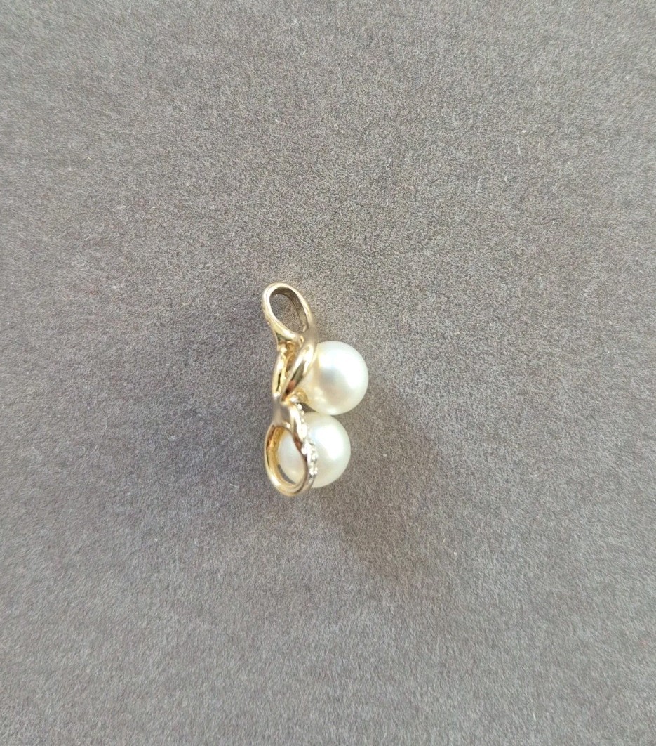 Beautiful 14k yellow gold cultured Pearl diamond chip pendant 2 gram