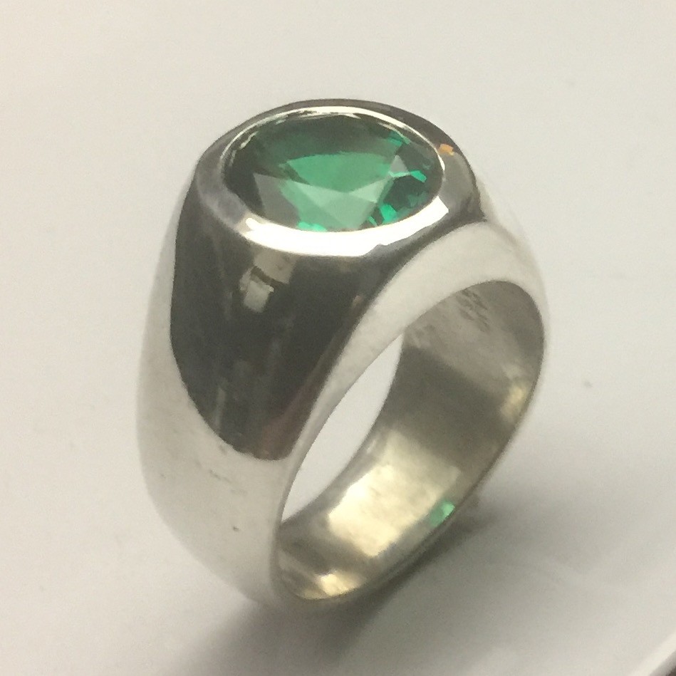 MJG STERLING SILVER RING. HEAVY. 12 x 10mm OVAL LAB EMERALD. SIZE 9.5