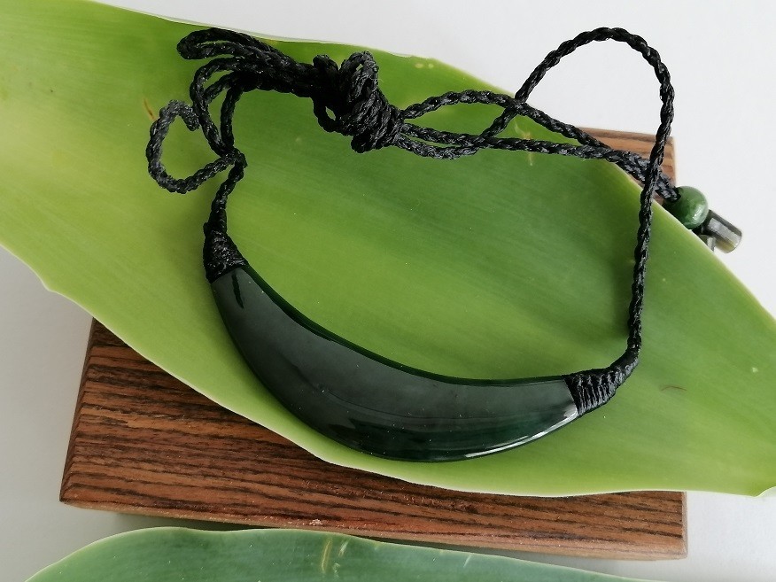 Beautiful New Zealand style Jade Polished Curve Pendant Necklace 69mm L Unisex