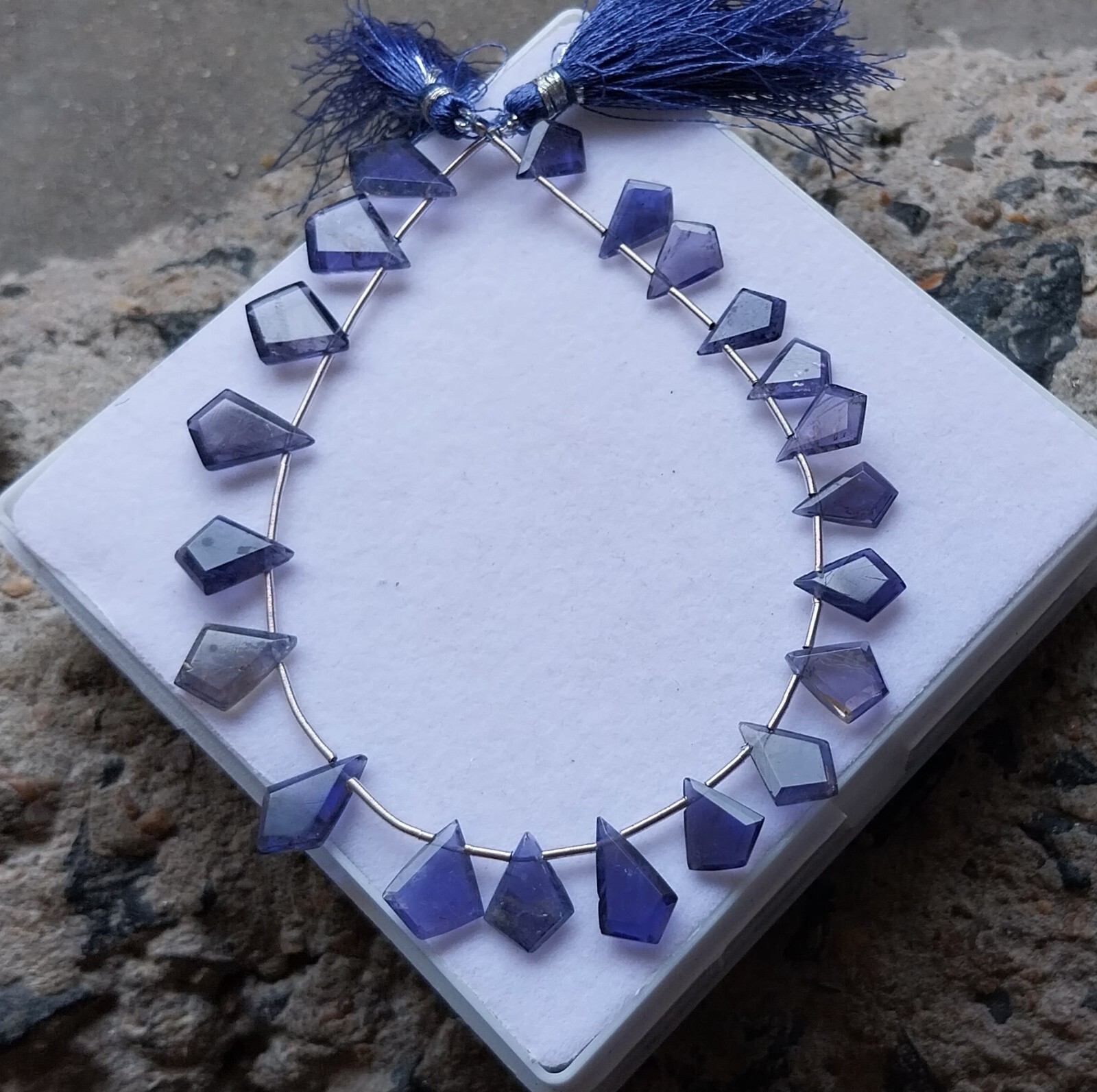 37 Carat 7.5×9.5-10.5×13.5 MM Natural Blue Purple Iolite Fancy Cut 8 Inch Beads