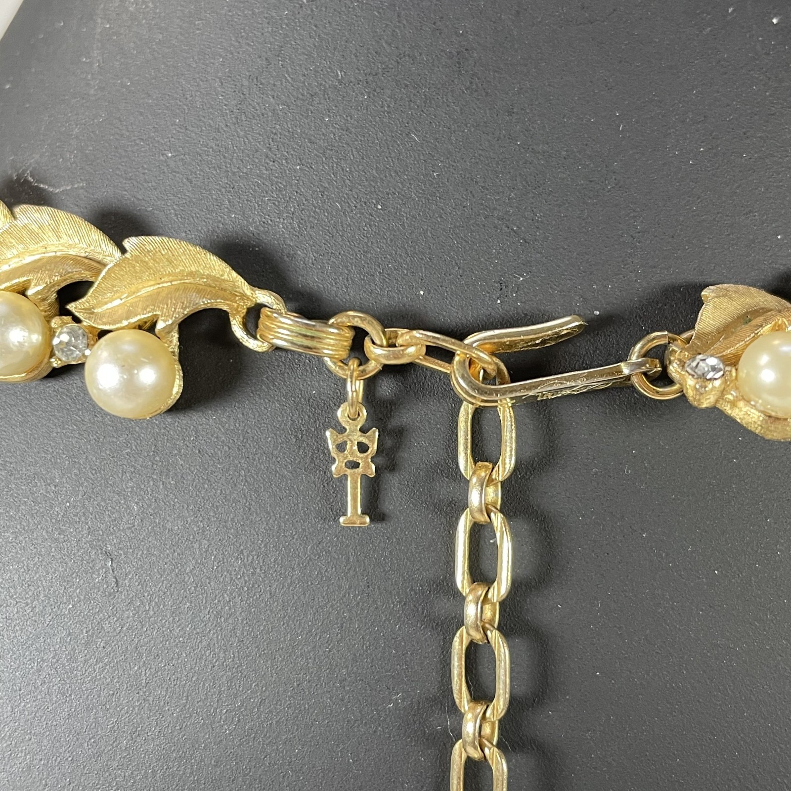 Vintage Trifari Gold Tone Leaf Faux Pearl Rhinestone Choker Necklace Signed 12″