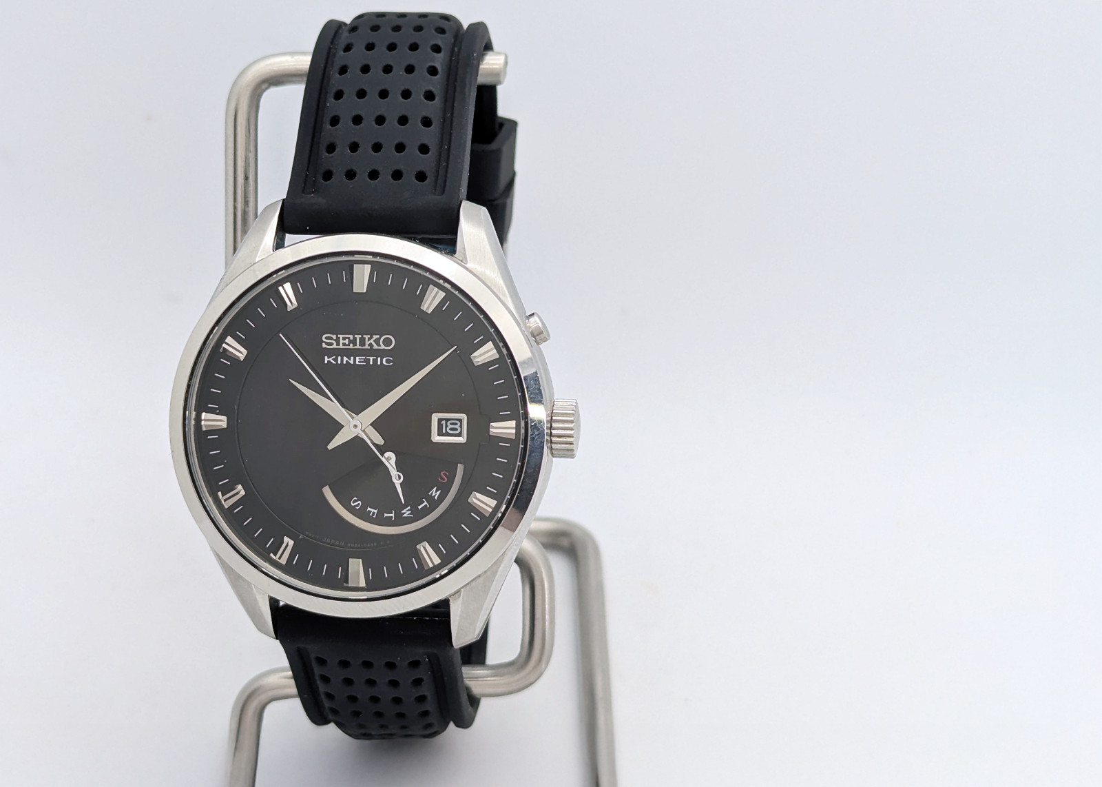 Seiko Kinetic 5M84-0AB0 Retrograde Day Black Dial 100M | New Cap Silicone Strap