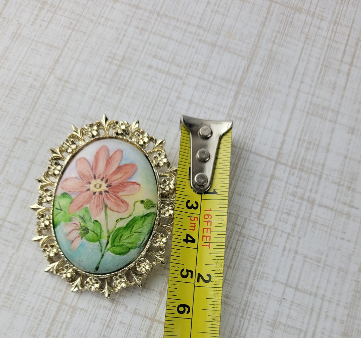Vintage Hand Painted Floral Flower Cosmos Daisy Gold Tone Cameo Style Brooch