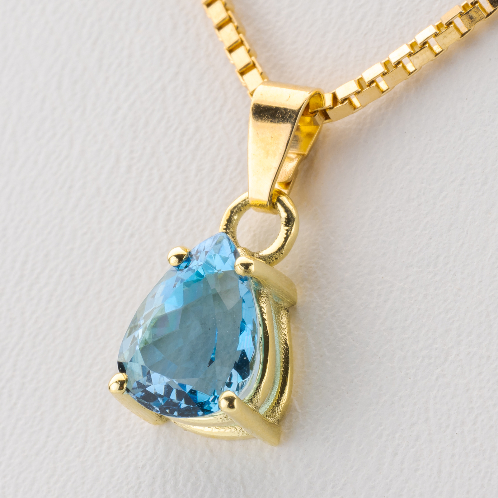 14k gold pendant with an aquamarine