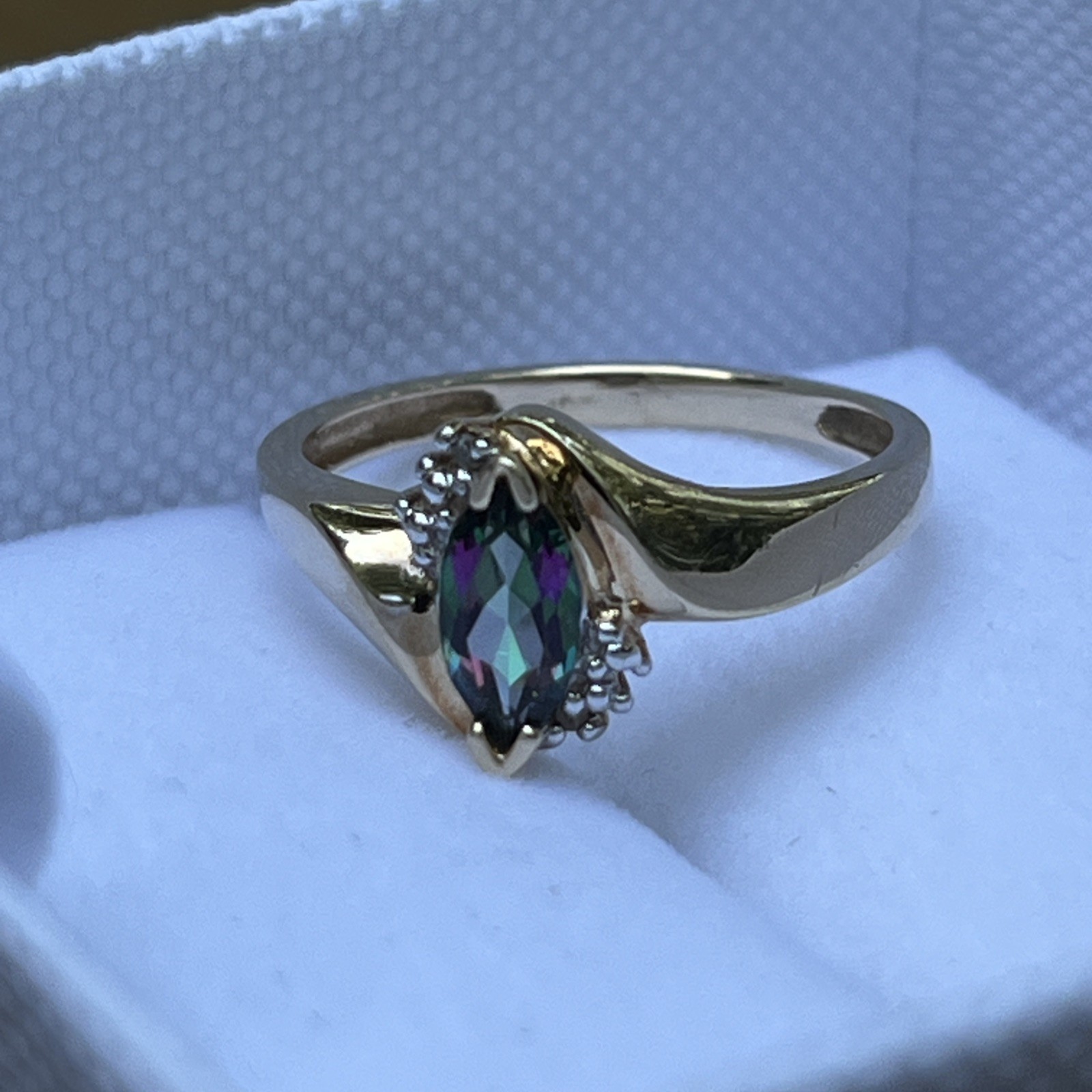 10k Solid Yellow Gold with Mystic Topaz Accent Ring Size 7; 2.4 grams, gorgeous