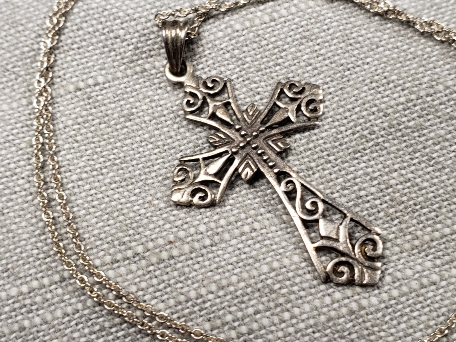 Beautifully Detailed Christian Cross 925 Sterling Silver Pendant & Necklace C41