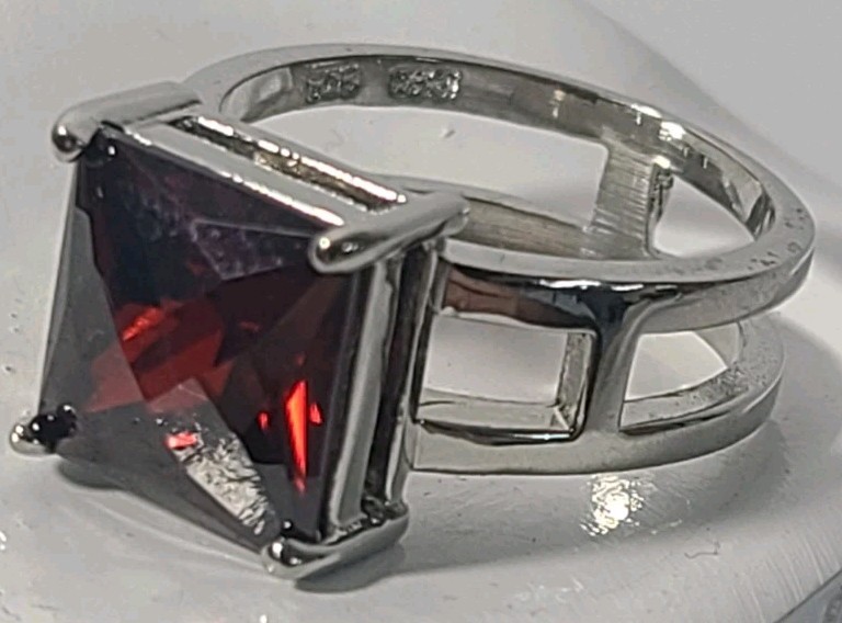 .925 Sterling Silver Solitaire Red CZ Princess Cut Art Deco Ring Sz 7.75 (J2)
