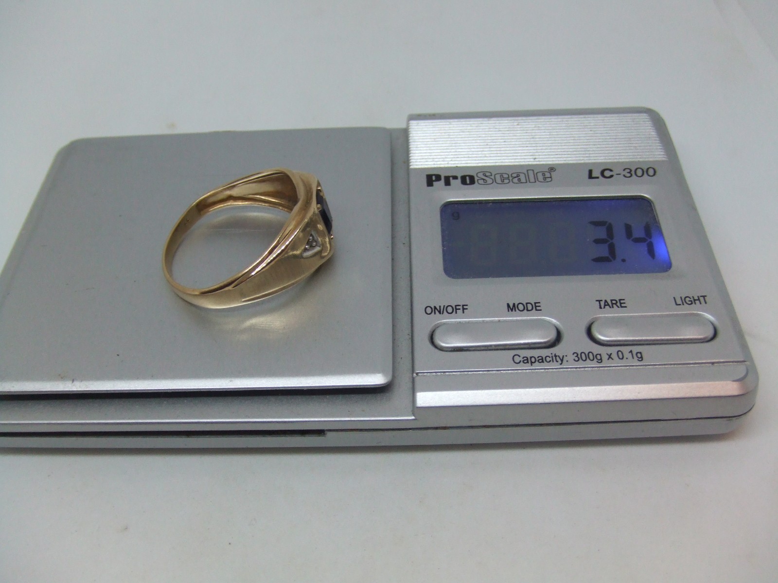 Men’s 10k y.g. onyx ring size 13.5