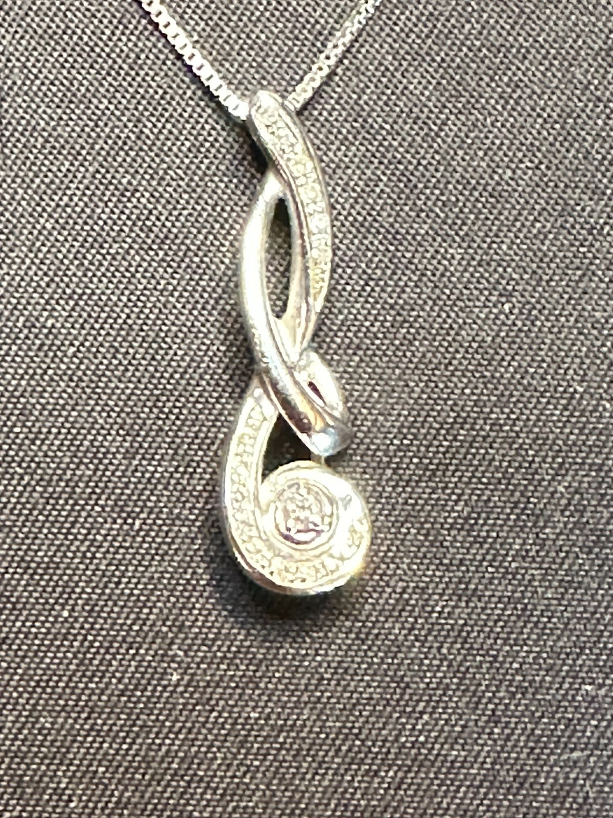 Kay Jewelers 925 KSJ Silver Swirl Pendant with 16 Diamonds on 925 Box Chain