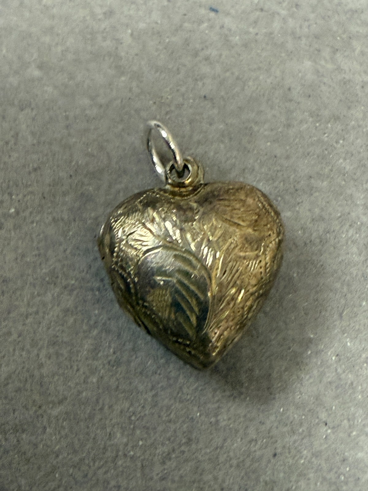 Vintage Heart-Shaped Gold-Tone Filigree Love Affection Retro Charm Pendant 6611