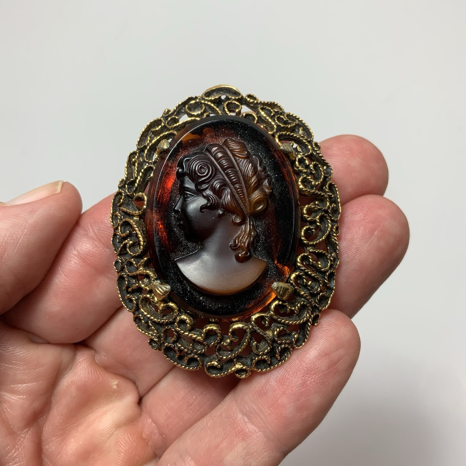 Vintage – Beautiful Brown Cameo With Gold Tone Filigree.
