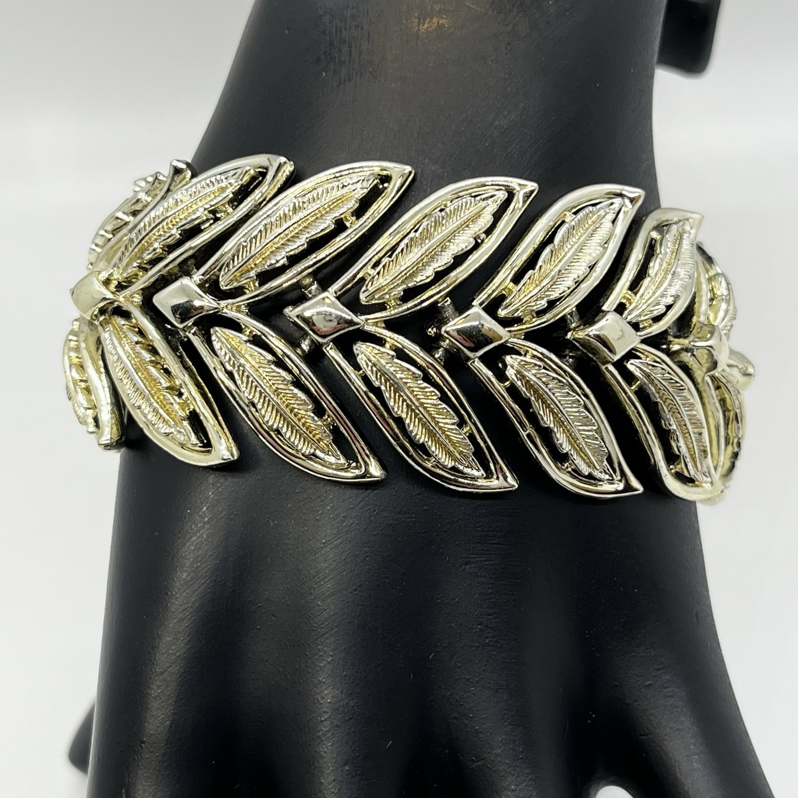 Coro Gold Tone Leaf Link Bracelet 7” Fold Over Clasp Missing Safety Chain Signed