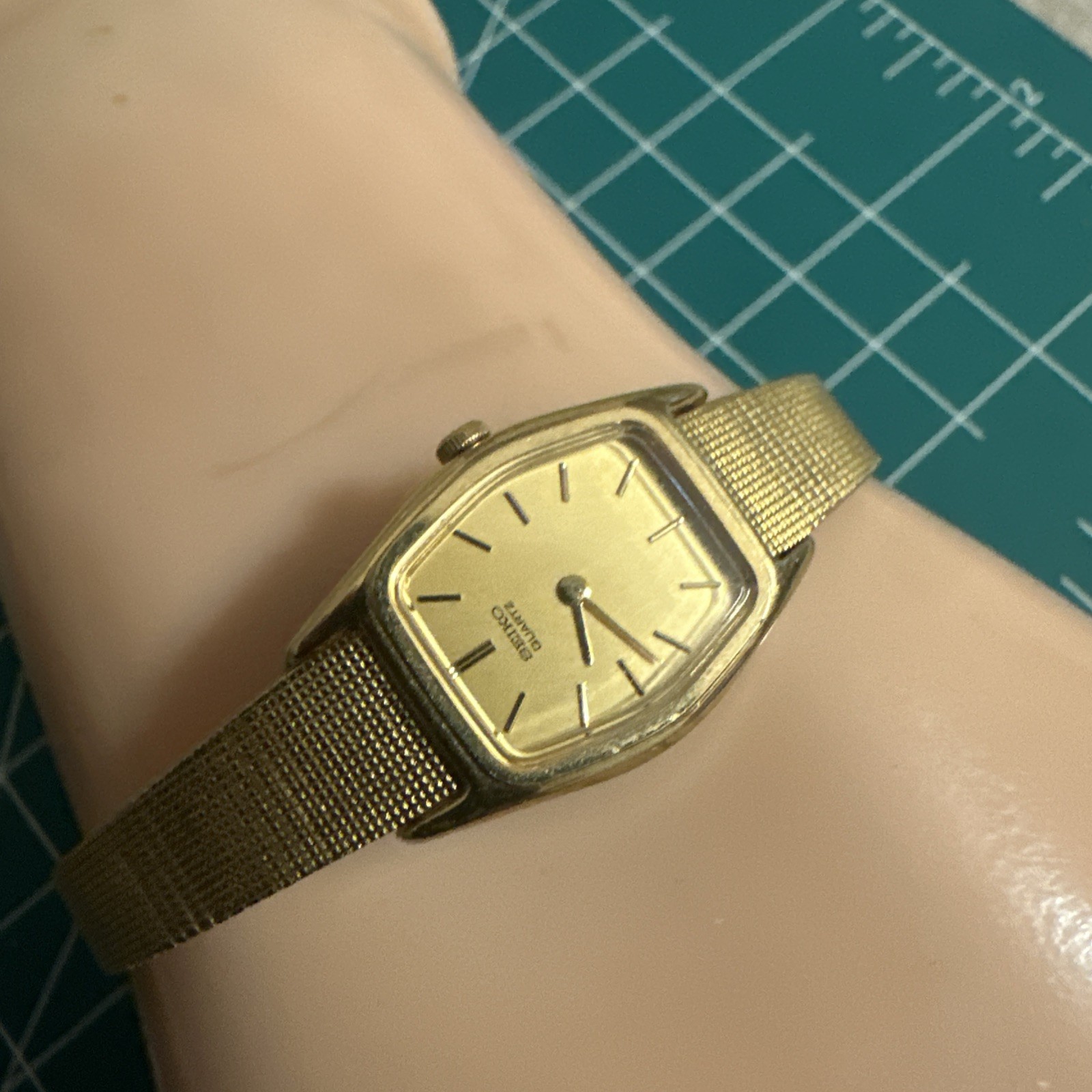 Vintage Seiko Watch Women’s Classic Luxury Gold Tone 2C20-6440 Gold Dial