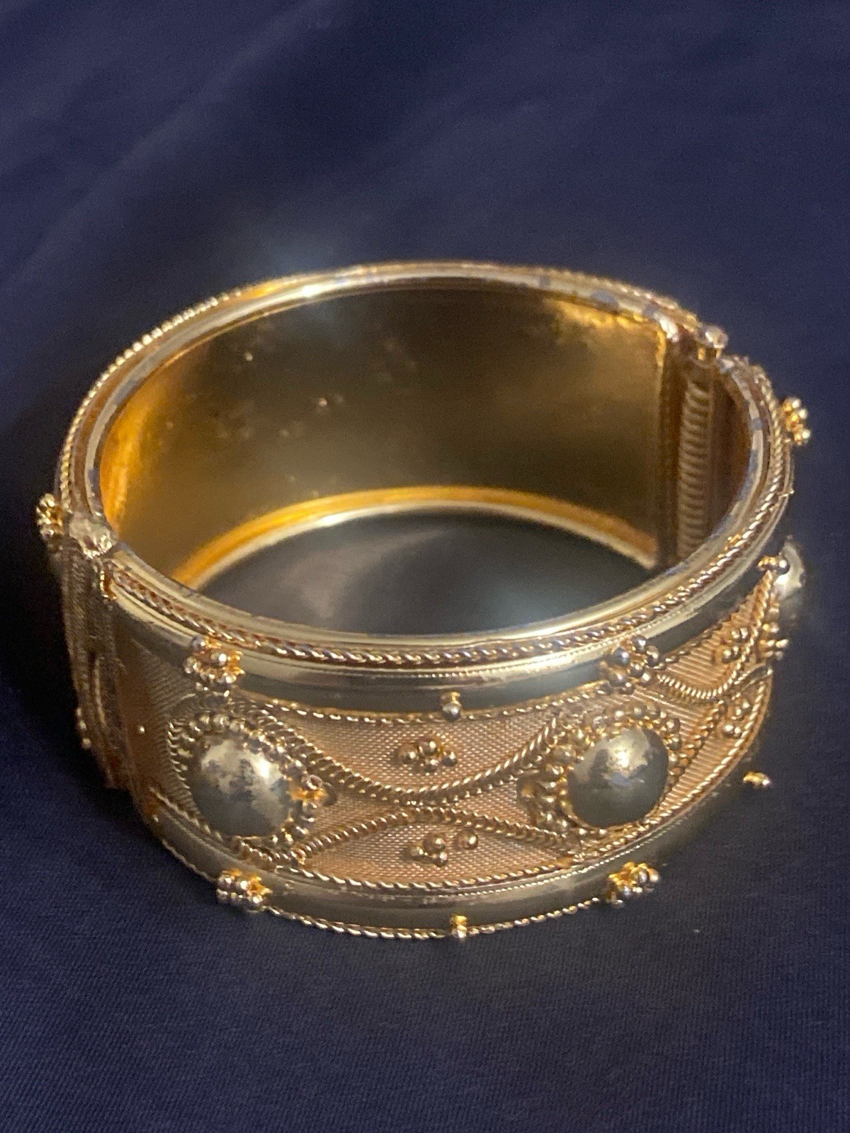 Vtg Heavy Etruscan Revival Gold Tone Hinged Bracelet Granulation Filigree EUC