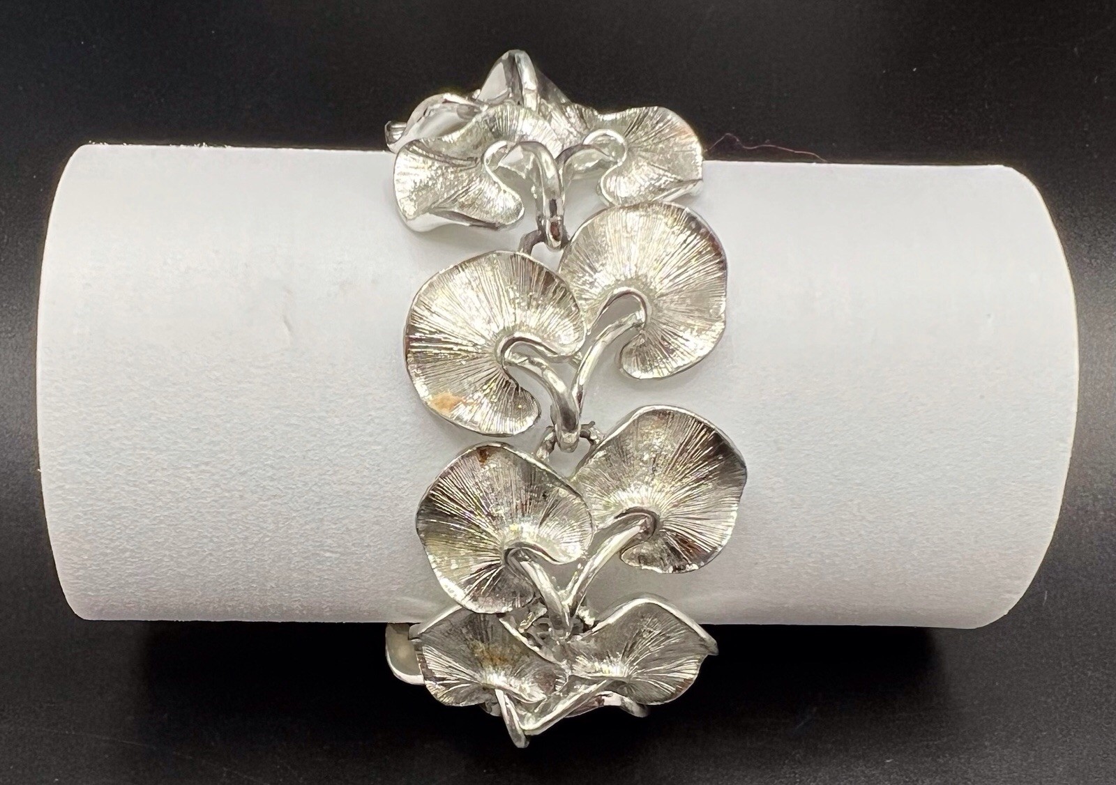 Vintage LISNER Rhodium Plated Link Bracelet Lily Pad Motif 7.25”