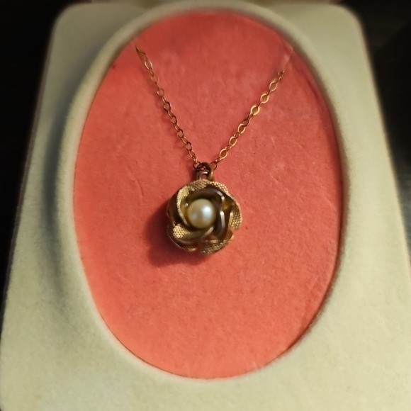 Vintage 70’s Sweet 15″ Mesh Gold Tone Rose Necklace with Pearl Accent in Box