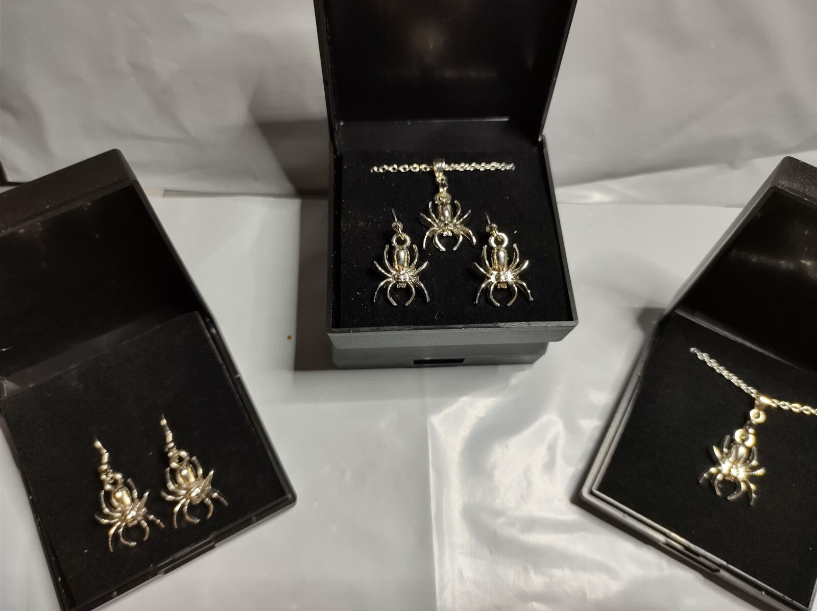 Hand made Spider jewellery sets. 18″ Silver tone chain. Free Gift box included