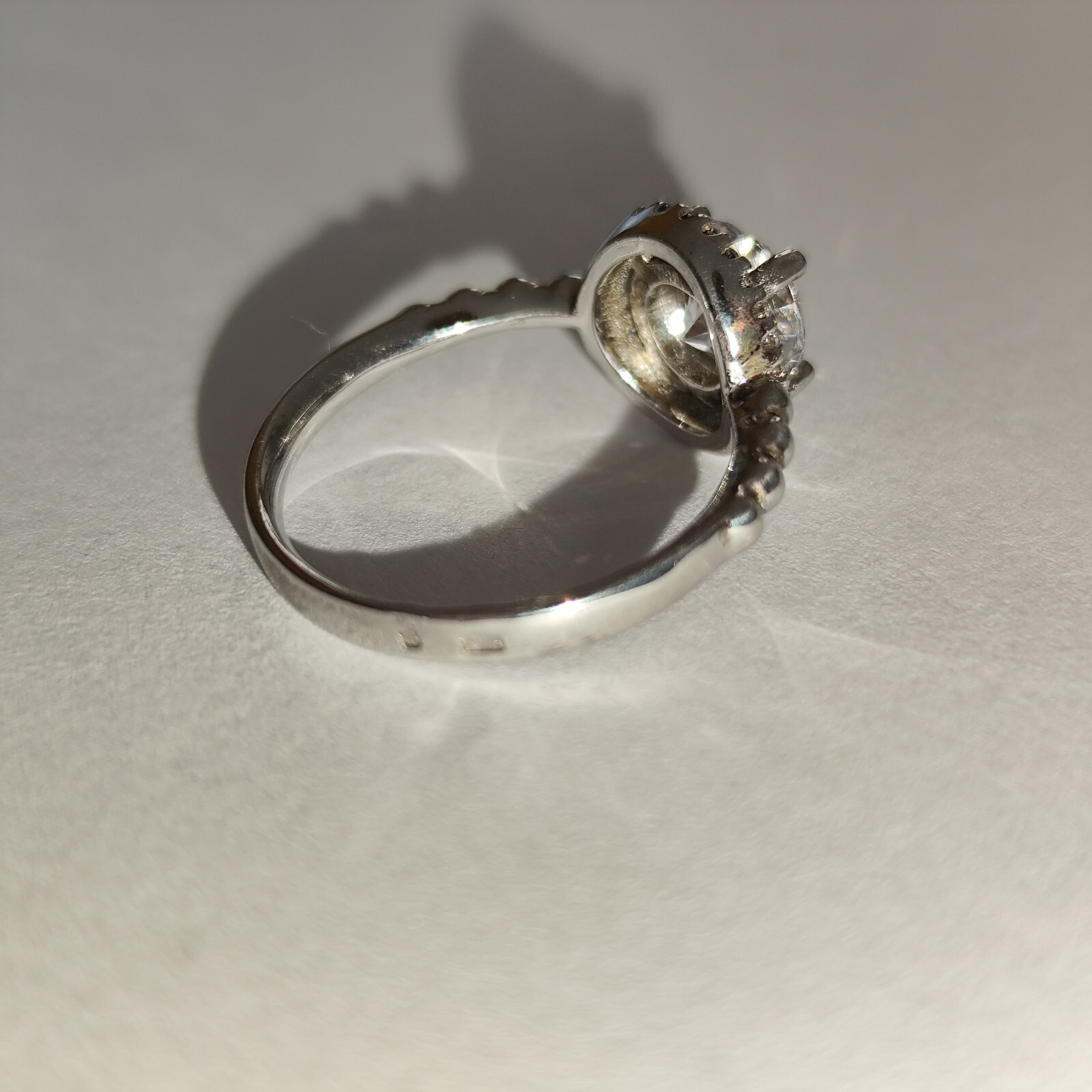 Silver ring size 52 with sparkling crystal in brilliant cut mint condition